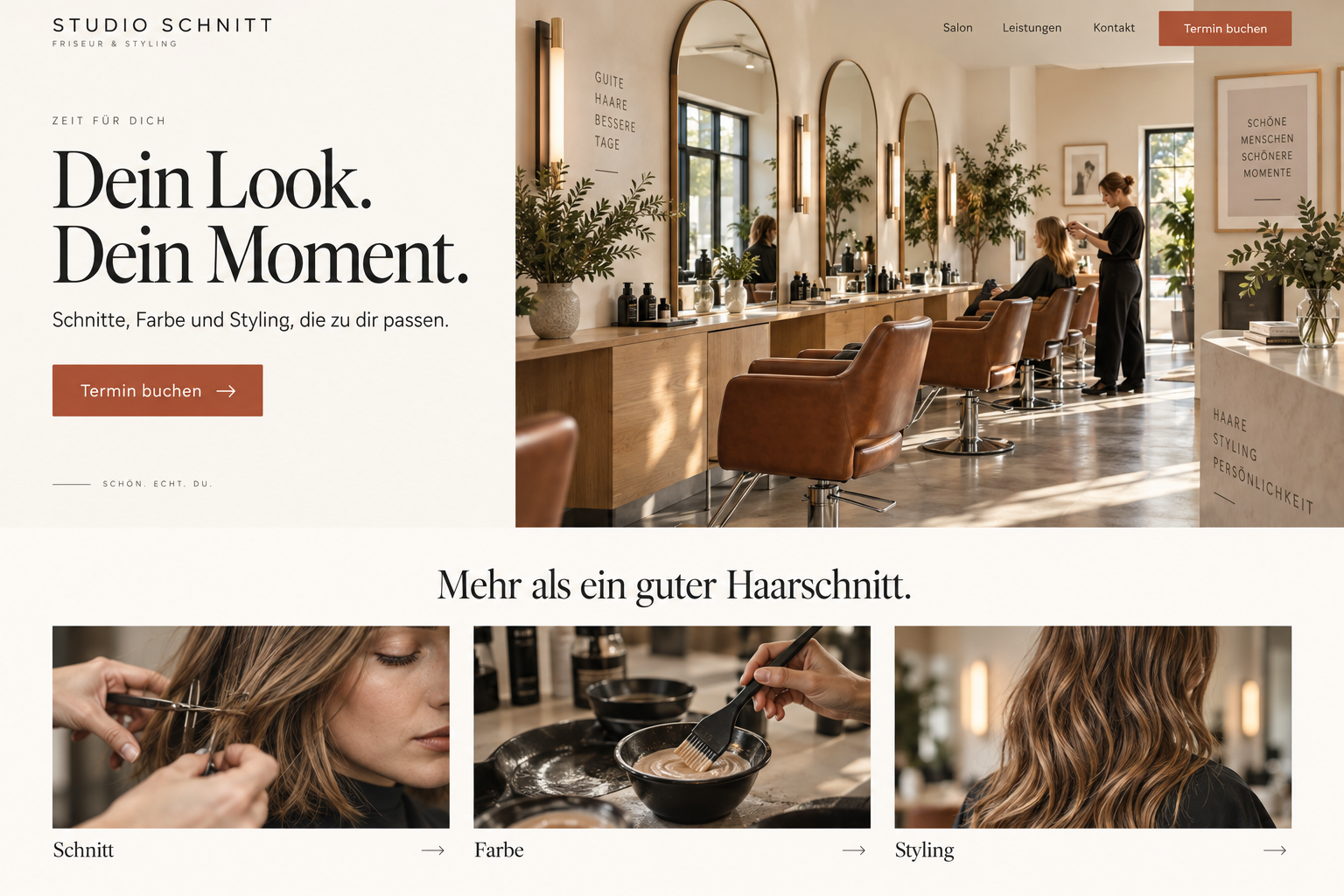 Designentwurf einer Friseur-Website: eleganter Schriftzug, heller Salon mit großen Spiegeln, terrakottafarbener Terminbutton und Beispiele für Schnitt, Farbe und Styling.